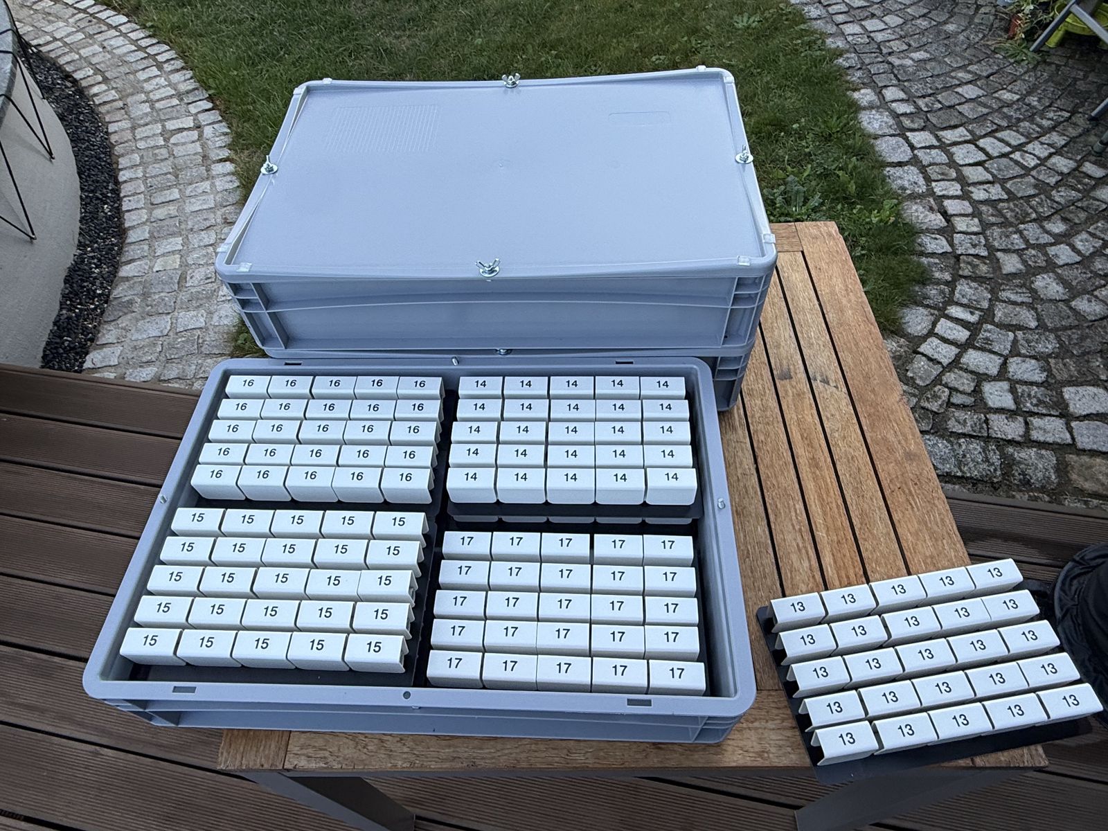 Aufbewahrungsbox mit nach Nummern sortierten Stuhlnummern