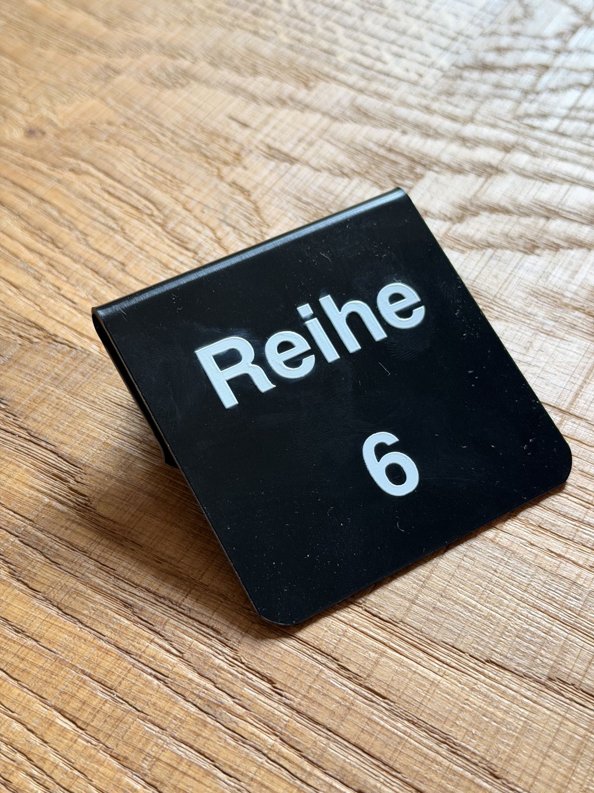 Schwarzes Reihenschild Reihe 6, gefertigt von woerner.systems
