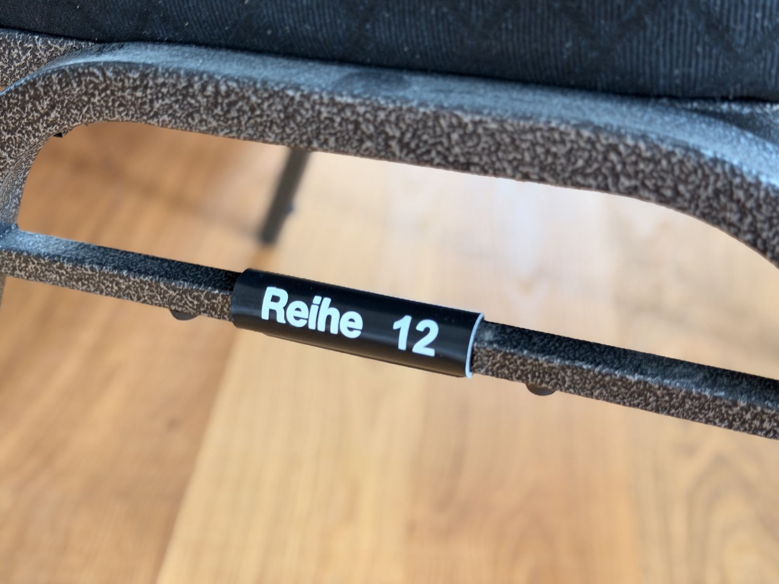Schwarze Rundrohr-Hülse Reihe 12 am Stuhlgestänge