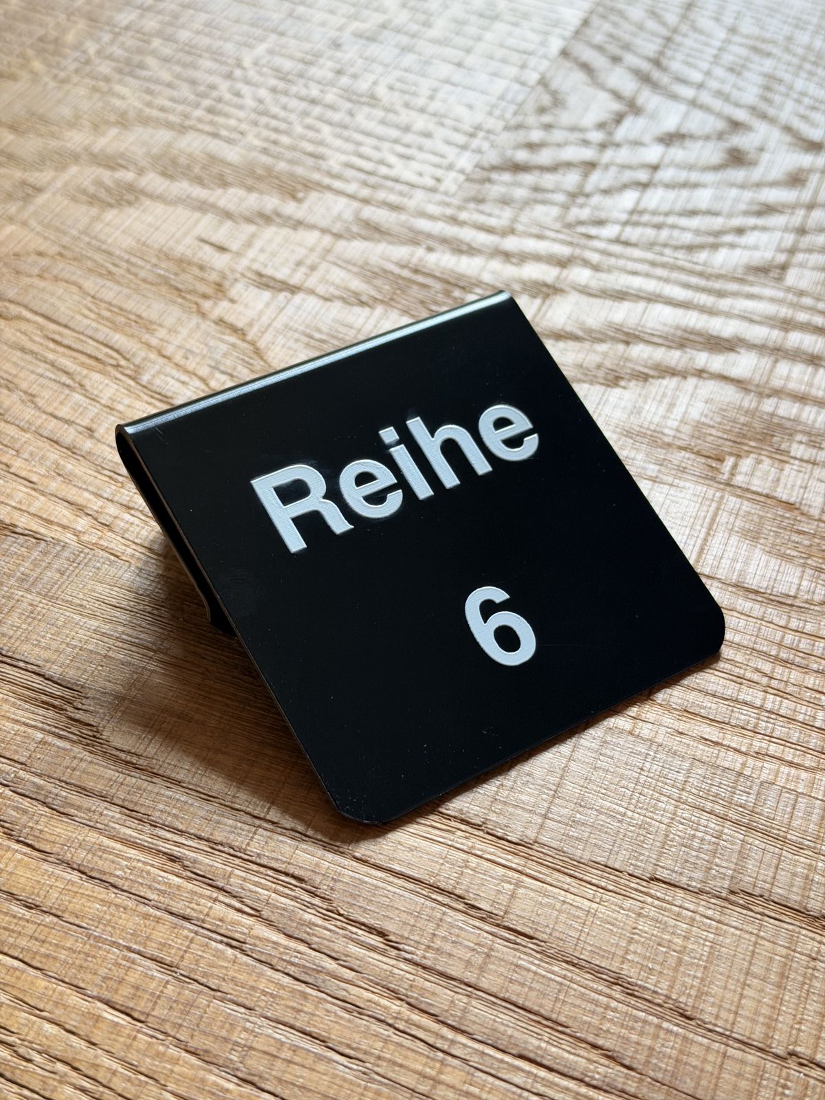 Passgenau gebogenes Reihenschild Reihe 6